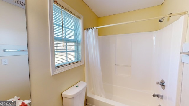 bathroom featuring plenty of natural light, toilet, and shower / tub combo