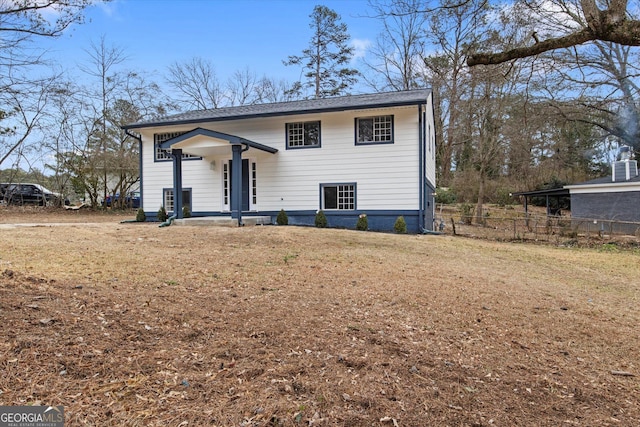 view of front of property featuring a front lawn