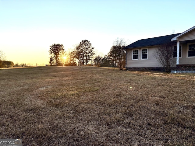 view of yard at dusk