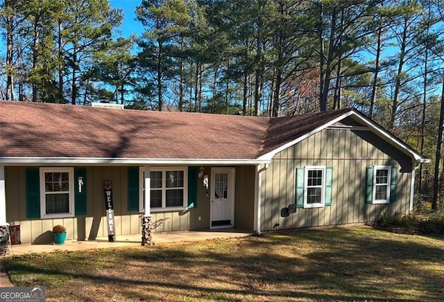 ranch-style house featuring a front yard and a porch