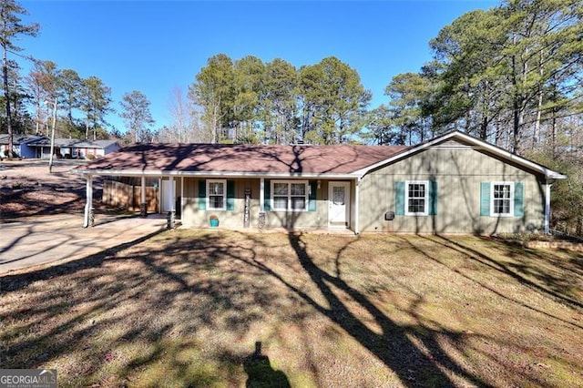 view of front facade featuring a front lawn and a carport