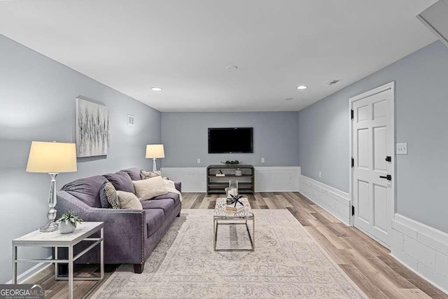 living room featuring visible vents, wood finished floors, and recessed lighting