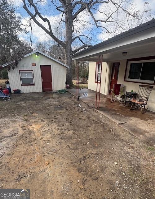 view of yard with an outdoor structure