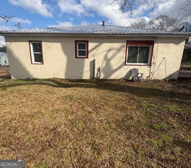 view of side of property featuring a lawn