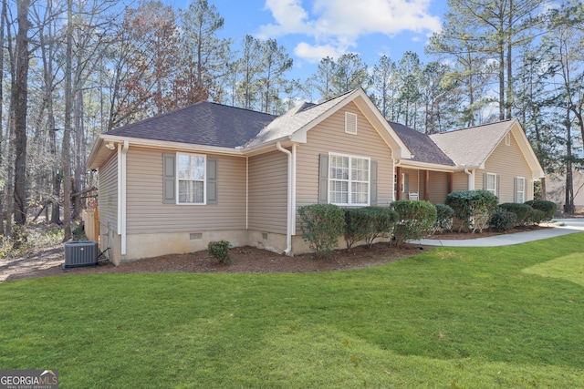 view of front of home featuring cooling unit and a front lawn