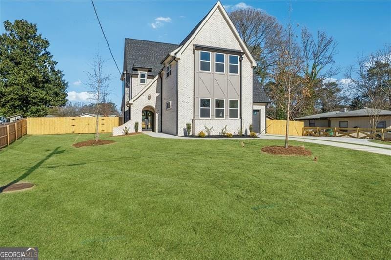 view of front of home featuring a front lawn