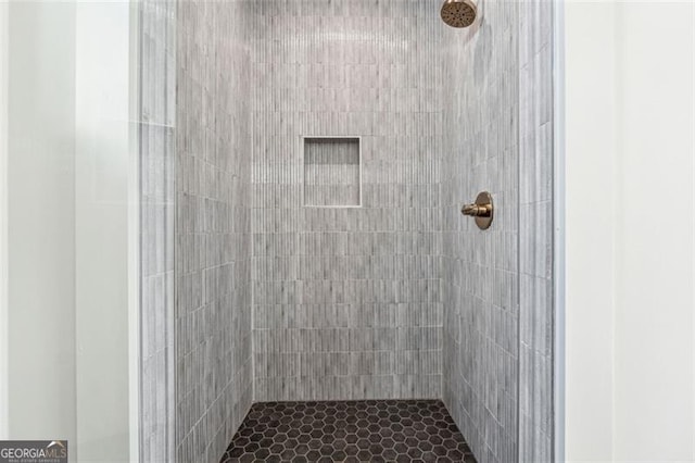 bathroom featuring a tile shower