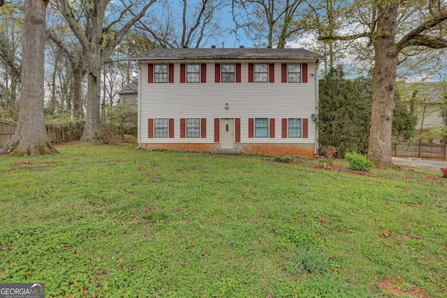 view of front of property featuring a front yard