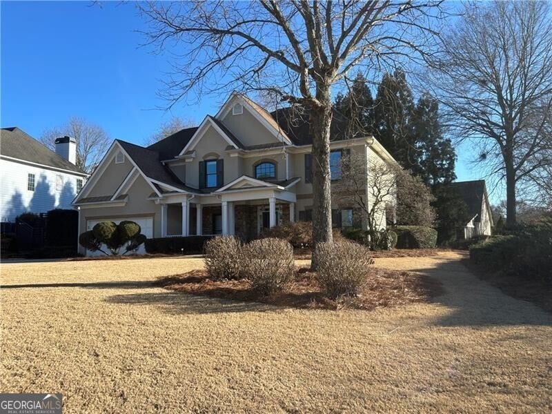 view of front of property with a front yard