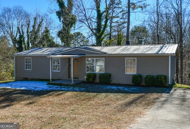 single story home with a front lawn