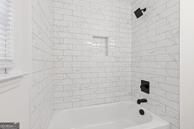 bathroom with tiled shower / bath combo