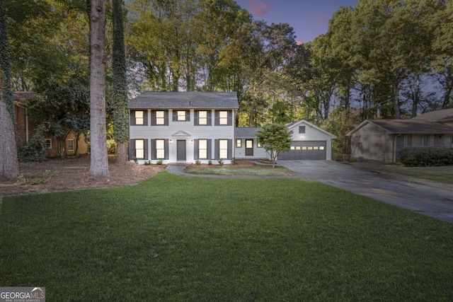 view of front of property featuring a lawn