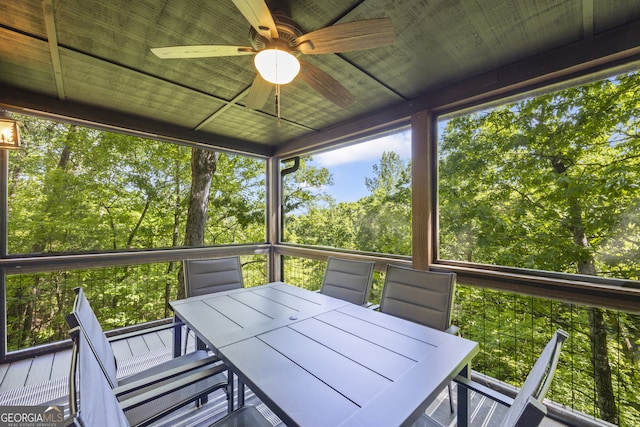 sunroom with ceiling fan