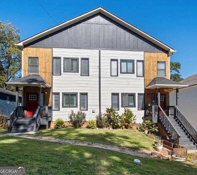 view of front of property featuring a front yard