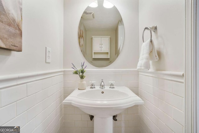 bathroom featuring tile walls