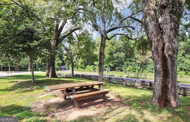 view of property's community featuring a yard