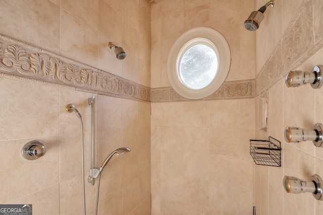 bathroom featuring a tile shower