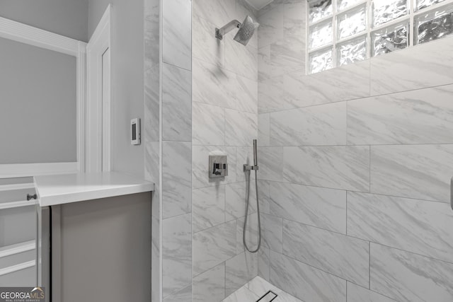 bathroom featuring a tile shower