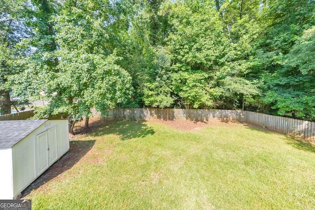 view of yard featuring a storage unit