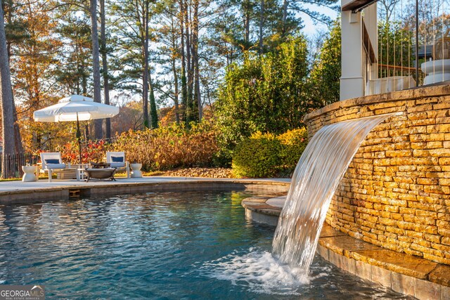 view of swimming pool