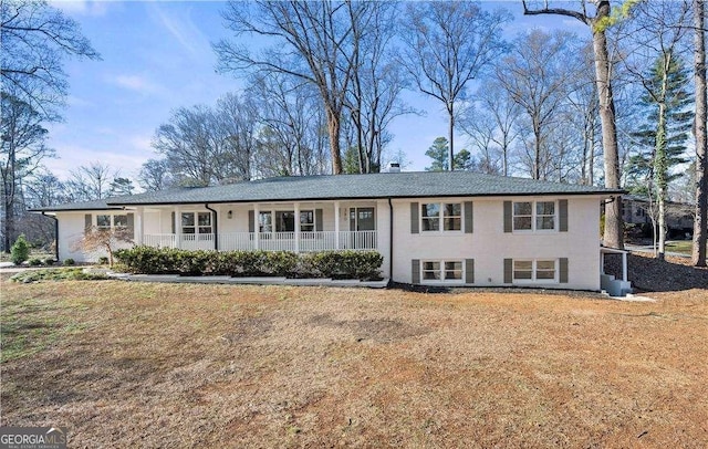 view of front of house featuring covered porch and a front yard