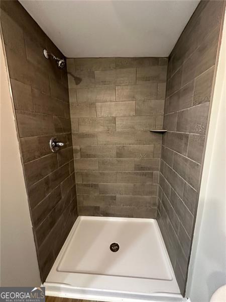 bathroom featuring a tile shower