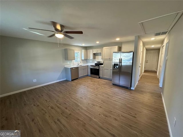 kitchen with ceiling fan, sink, stainless steel appliances, dark hardwood / wood-style floors, and gray cabinets