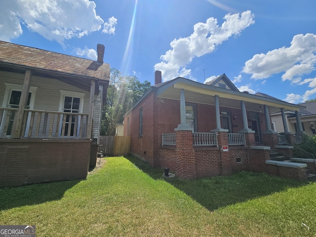 view of front of home featuring a porch and a front lawn