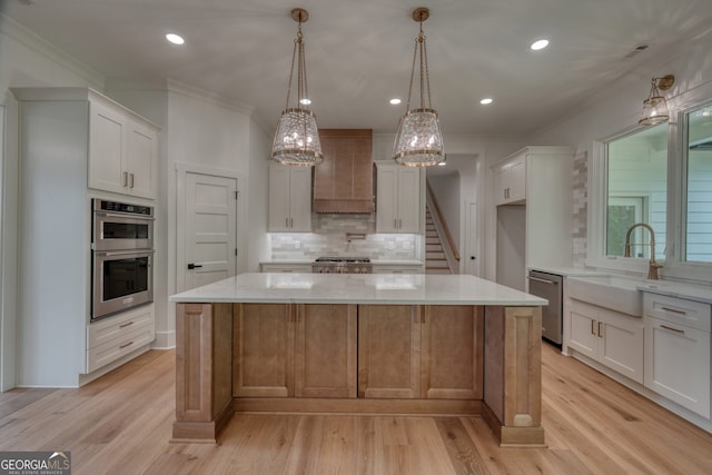 kitchen featuring crown molding, stainless steel appliances, decorative backsplash, and a sink