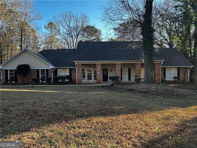 ranch-style house featuring a front lawn