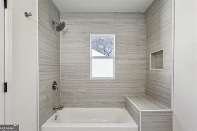 bathroom featuring tiled shower / bath