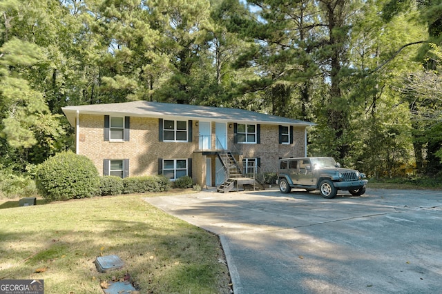 view of front of home featuring a front yard