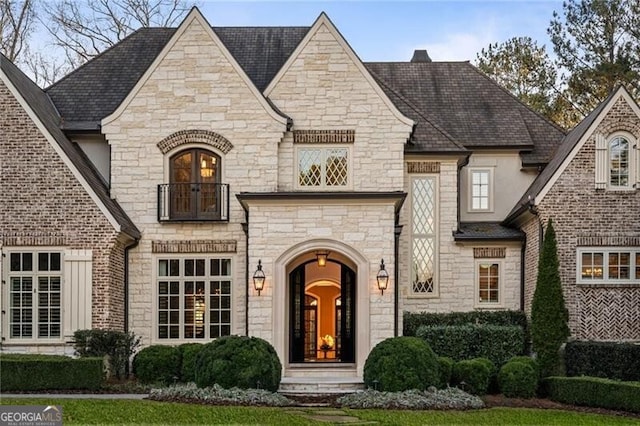 view of front of home featuring a front yard