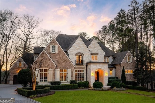 view of front facade featuring a garage and a lawn