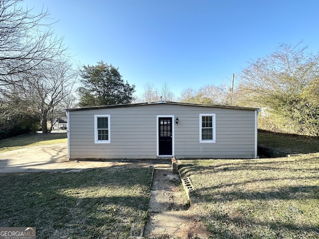 exterior space featuring a front yard