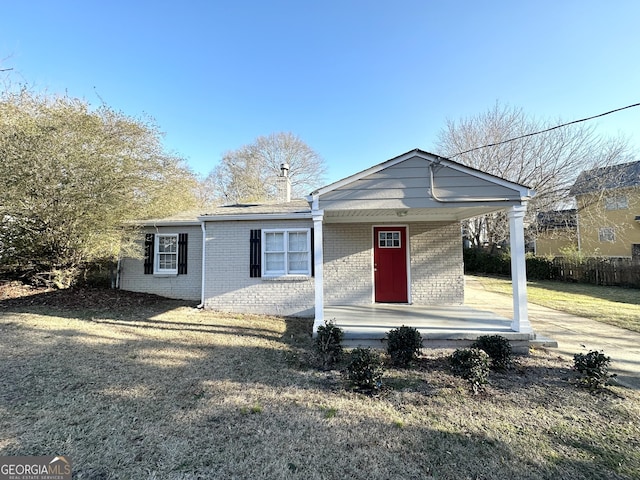 view of front of house with a front lawn