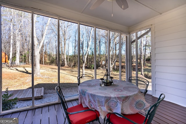 sunroom with ceiling fan