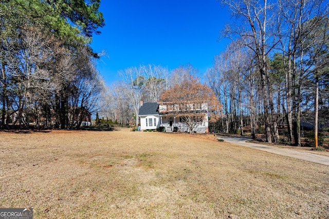 view of front facade with a front lawn and covered porch