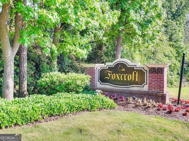 community / neighborhood sign with a lawn