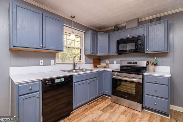 kitchen with sink, black appliances, ornamental molding, and light hardwood / wood-style flooring