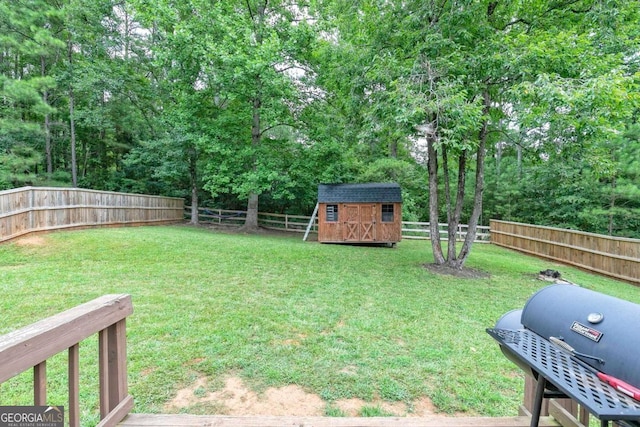 view of yard featuring a storage unit