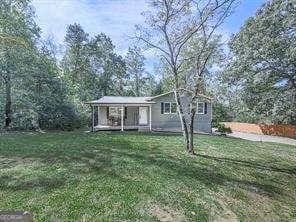 view of front of home featuring a front yard