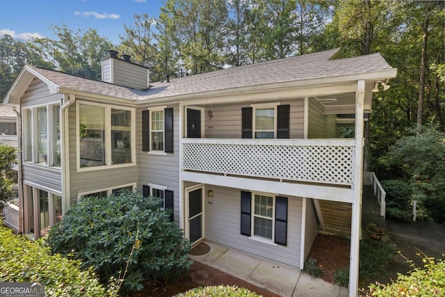 view of front of property featuring a balcony