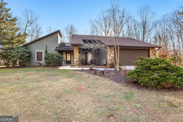 view of front of property featuring a front lawn