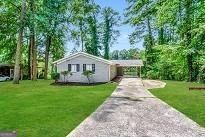 view of front of home featuring a front yard