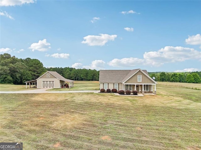 view of front of home featuring a porch, an outdoor structure, and a front lawn