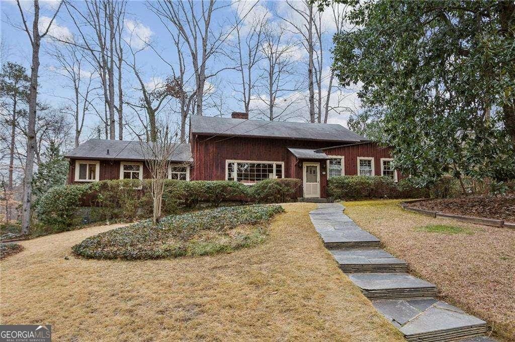 ranch-style home with a front yard