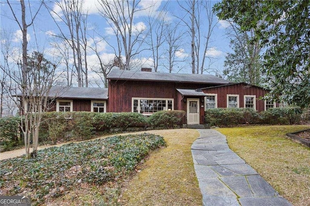 single story home with a front yard