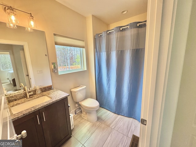 bathroom with a shower with curtain, visible vents, vanity, and toilet