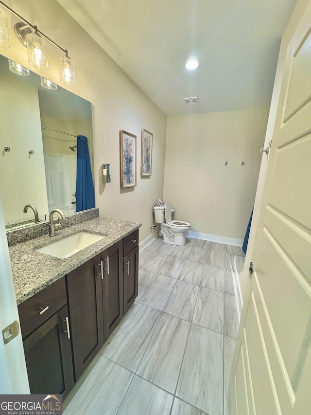 bathroom with visible vents, toilet, vanity, a shower with curtain, and baseboards